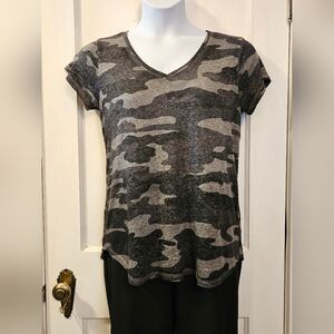 Lucky Brand Black/Grey Camo V-Neck Women's Top - Size Large